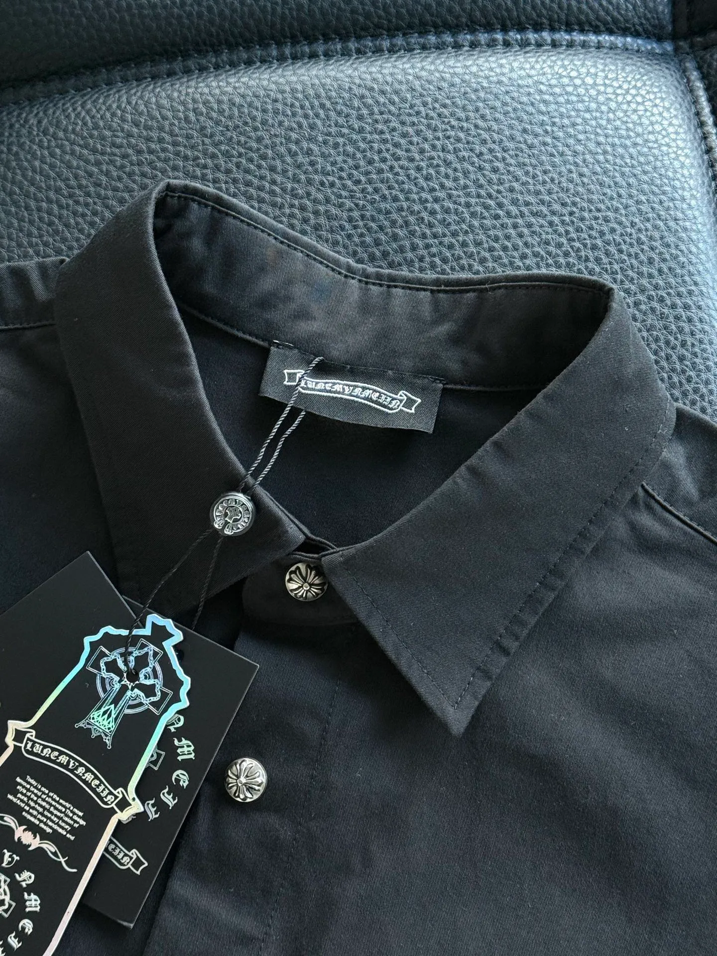 P500 Chrome Hearts leather cross leather embroidery shirt jacket! OS version can be worn by both men and women! The fabric is made of twill gauze cotton fabric! The texture is clear and smooth, not easy to wrinkle or fade! The embroidery process is complex and repetitive, and the requirements for the embroidery machine are very strict. The distance is always 45 centimeters! It won’t work if the spacing is too big, and it won’t work if it’s too small! The hardware is all carved and cast. This piece of clothing consumes a lot of material. More than 3 meters of material is used for one piece of clothing! After the garment is made, it needs to be fixed at high temperature, washed at a water temperature of more than 70 degrees, and softened by adding softener to make the upper body softer and smoother!   Color: black white Size: m-3xl Style number: 5878